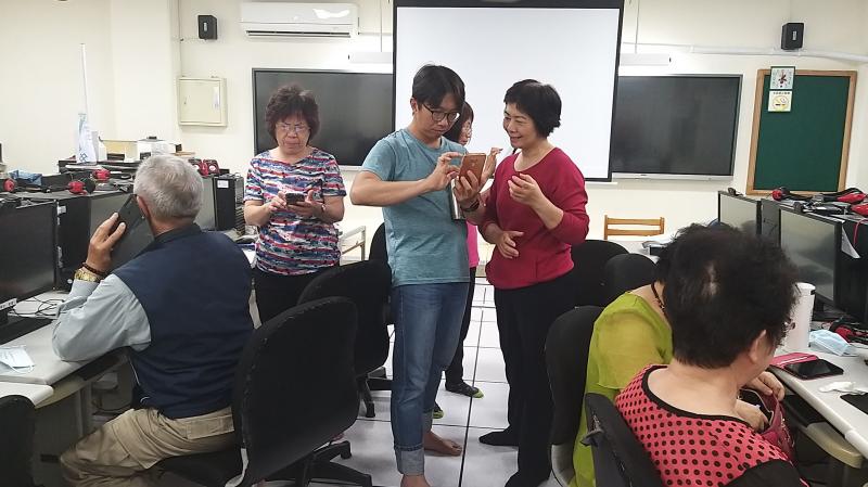 講師教導學員如何操作