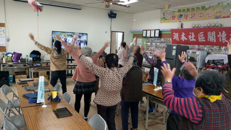 看影片做運動真好，歌又好聽，老師說在YOUTUBE就有，我學起來了，手機也可以喔!