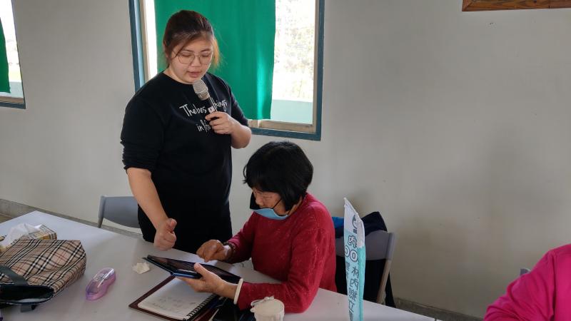 鳳玉學員很久沒來上課了，開關機已經忘光光，沒關係~老師給您再說一次。