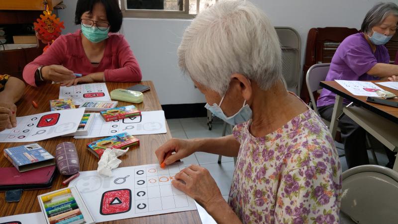 認識平板電腦，有塗色印象加深三角形紅色是YOUTUBE喔!