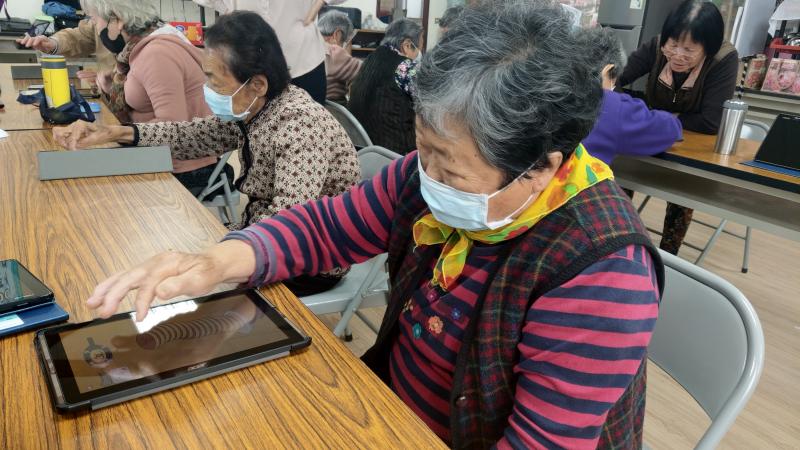 老師教要用指腹滑，不通用指夾喔!電腦不理人!