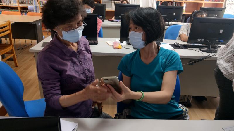 手機也可以闖關，問答題學員相互討論~