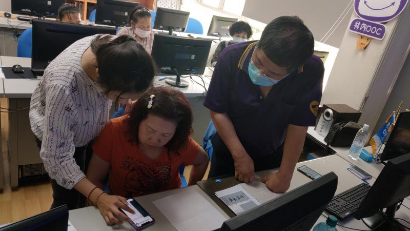 老師與學員互相討論