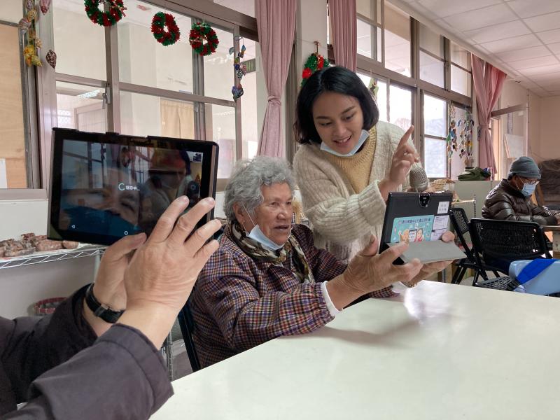 老師教長輩運用平板拍照
