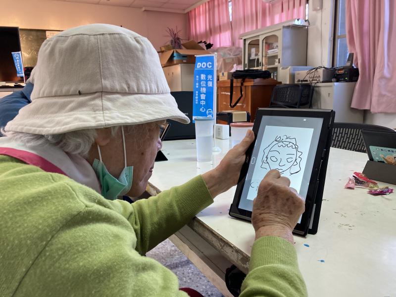 照片中的長輩畫出自畫像