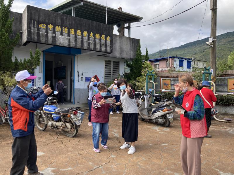 在老師的耐心解釋下長者願意拿起平板走出戶外去拍照