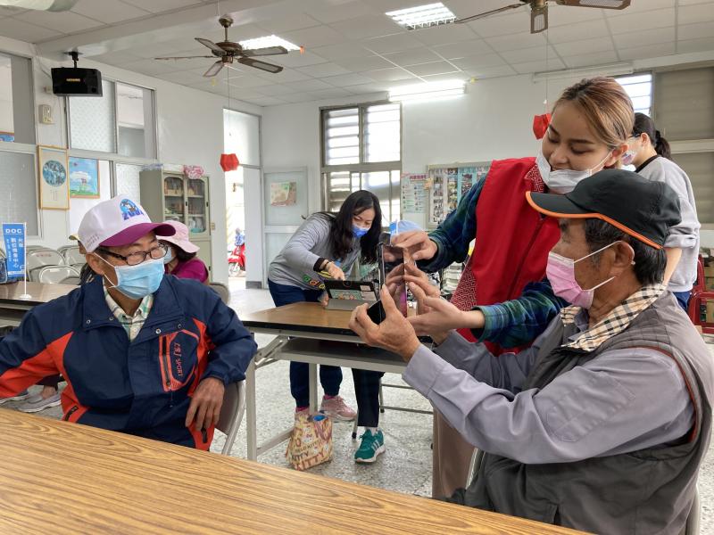 老師一對一協助學員拿穩平板