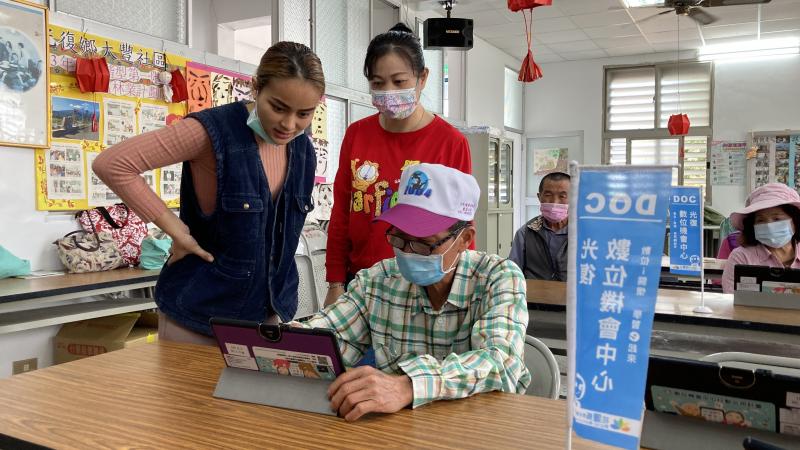 長者繪出過去曾經當蔗工的回憶