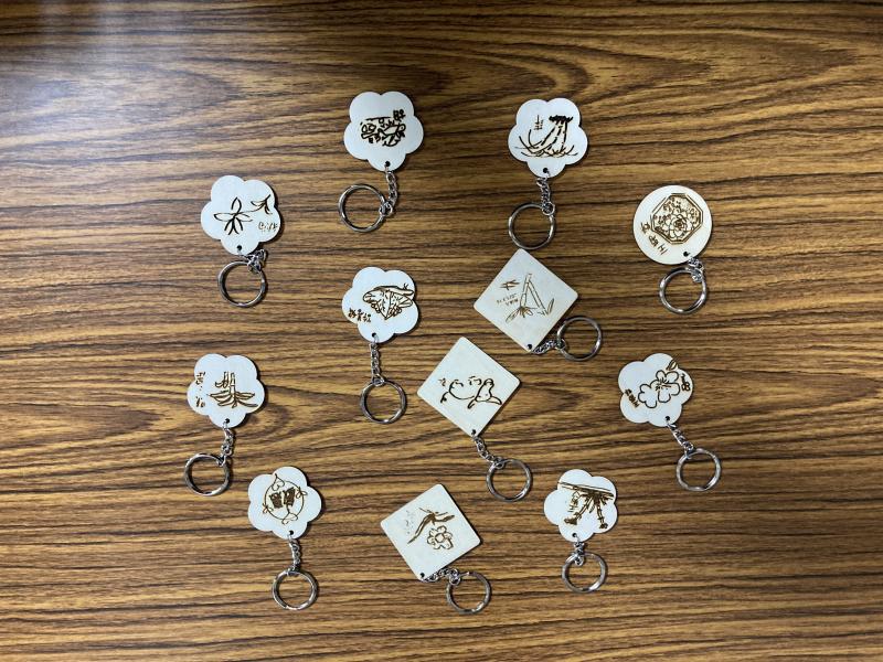 長者畫出的作品以雷雕做成鑰匙圈