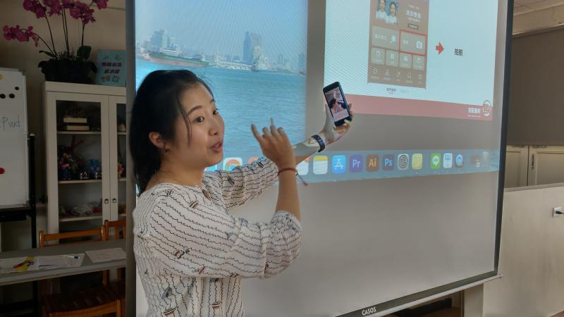 雯雯老師教大家如何拿手機自拍，單手小指架在底，三指在後、大拇指按，只要一隻手即可完美團體自拍~