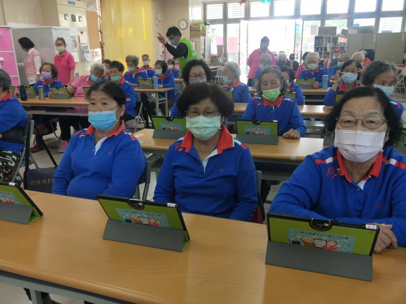 學員認真聽講師講解如何使用平板