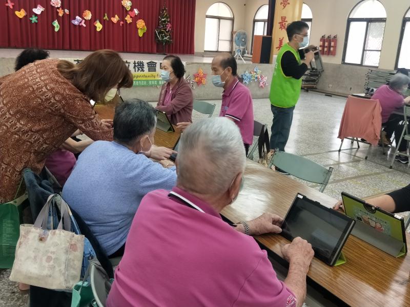 學員學習平板電腦