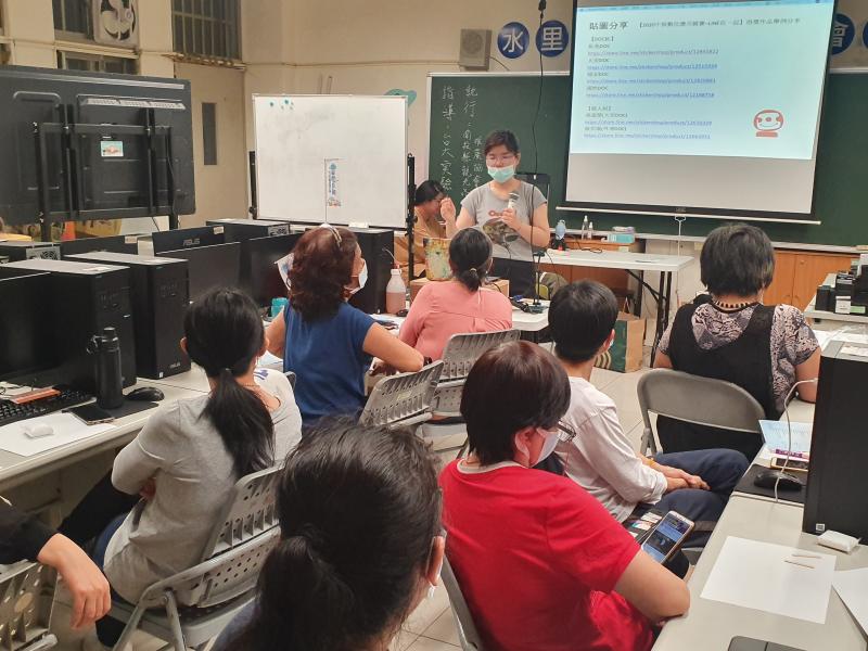 學員認真聽老師講解說明line貼圖構圖設計方式及技巧.