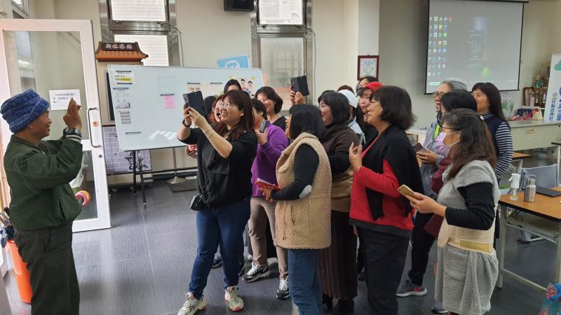 講師示範照片取景角度。