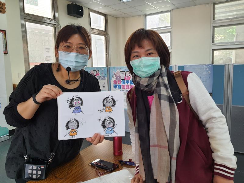 學員手持手繪LINE貼圖圖稿與講師合影。