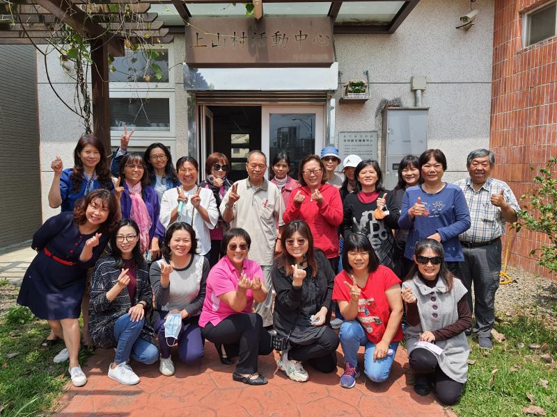 課堂結業，學員與講師合影留念。