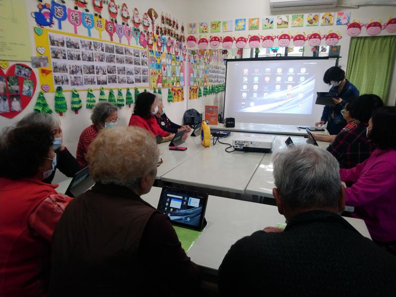 學員聽著講師講解內容.手指跟著步驟操作