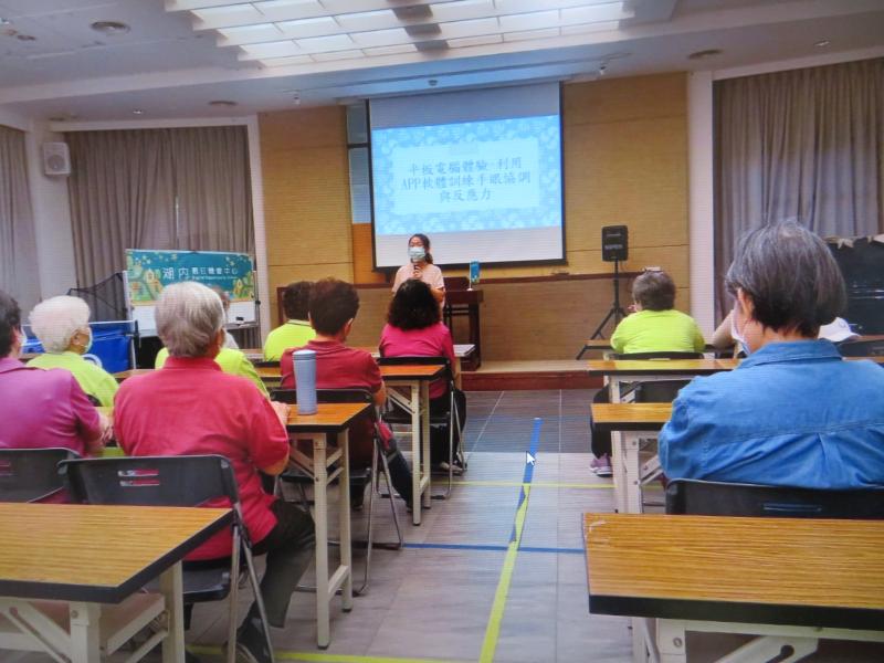 每位長輩都聚精會神聽著講師分享相關的數位資訊，過程中也會向講師提問、分享，上課氣氛好不熱鬧啊!