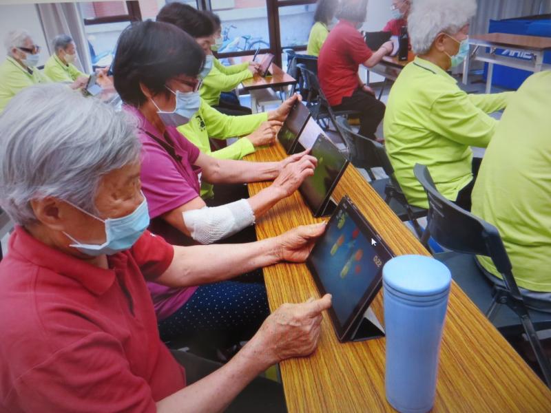 大家開始利用數位平板練習搜尋牛年的圖案，雖然長輩搜尋過程常常會卡關，但是一陣摸索過後，都覺得其實數位資訊的取得並沒有那麼困難了!