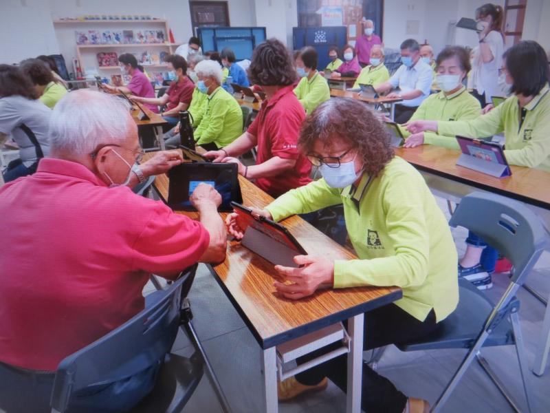 為了提升並增加長輩使用數位平板的自信與效率，我們採用小組方式，每一小組分配一些數位志工來進行協助，聽到人家彼此間的打嘴鼓也是令人會心一笑呢!