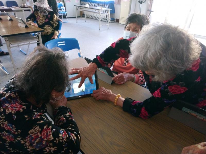 互相討論練習，雖然記憶力沒有年輕人好，但學習總是令人佩服，再一次比一次錯誤操作後，總會有所進步，不用害怕，讓學習更有趣，