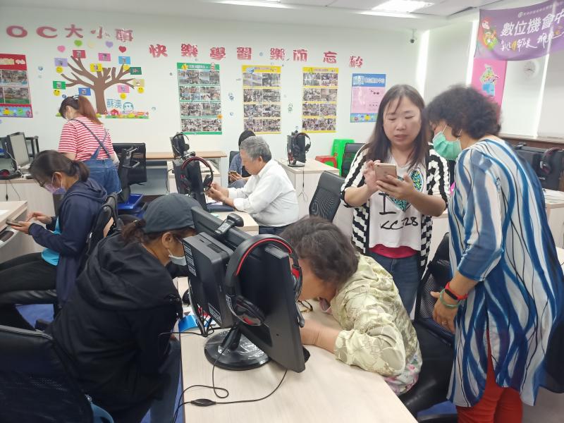 學員不懂的都很勤奮的再詢問老師有何操作，都想學好這課程，做出好作品喔！