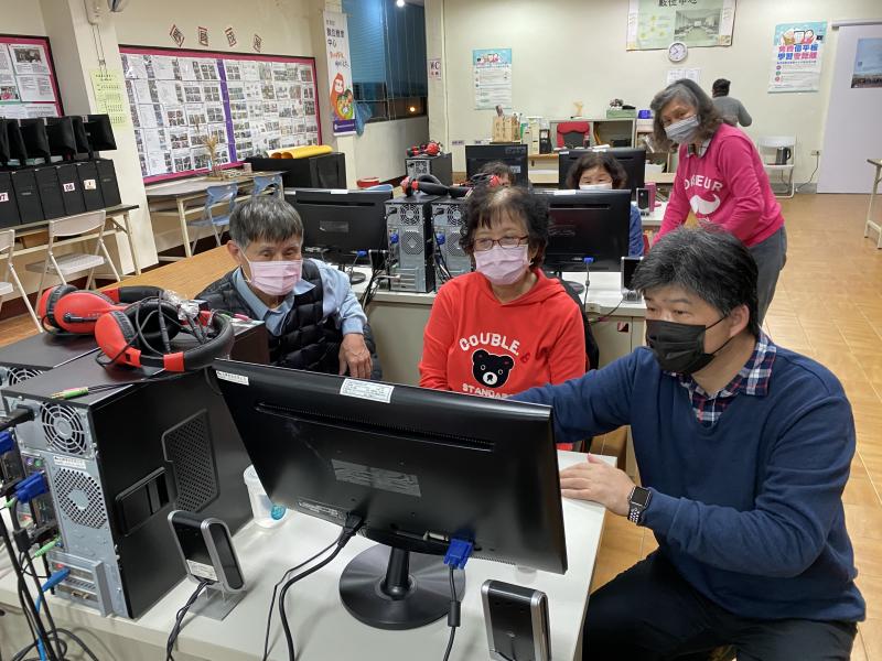 老師協助學員排解雷雕設計圖層問題。