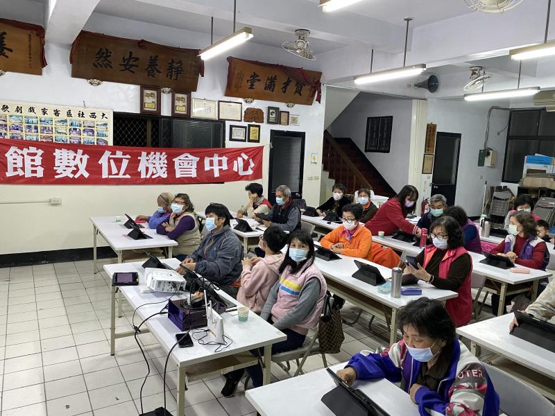 指導學員如何設定平板基本功能，例如：休眠、字體大小等等。