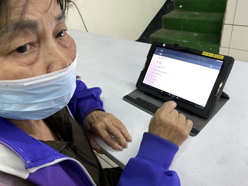 學員利用平板動手操作上網連線設定。