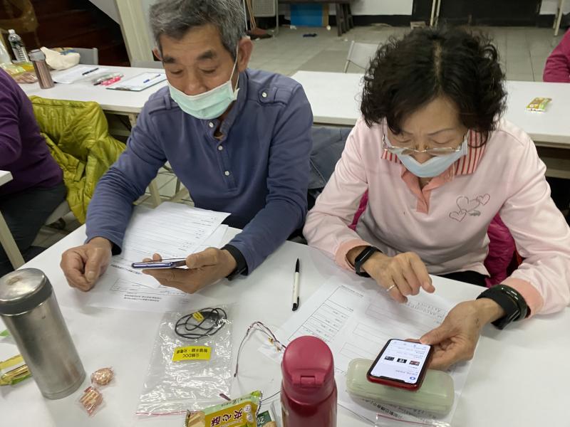 協助學員智慧手環的設定。