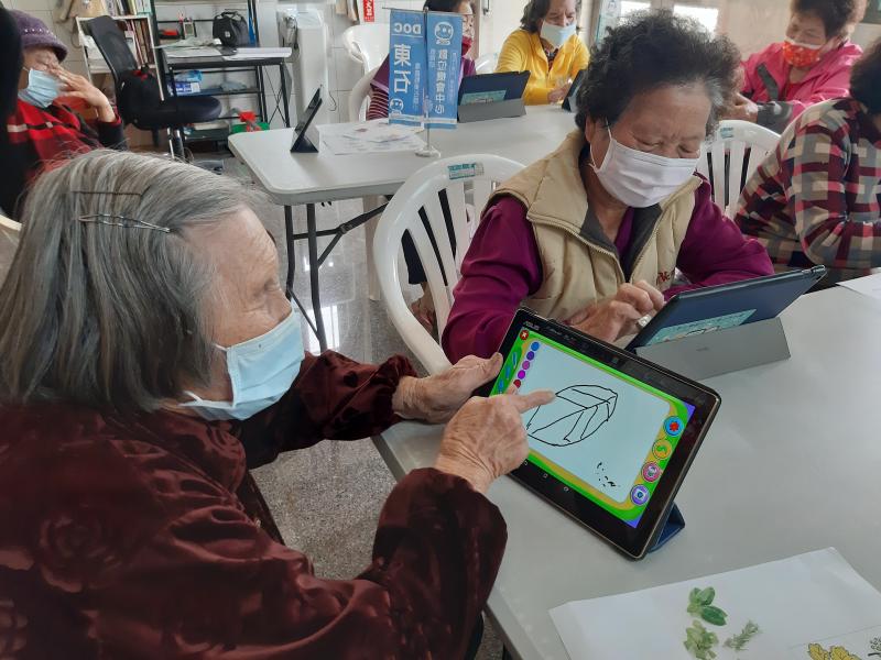 這是阿嬤的初體驗，在平板上用手指作畫