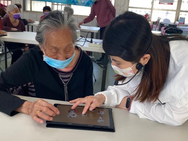 講師教導學員如何使用平板