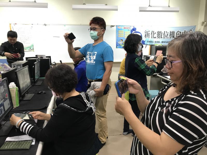 學員練習用手機錄製影片