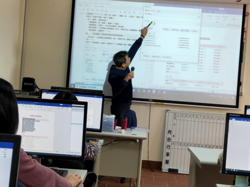 老師向學員傳授解題技巧~