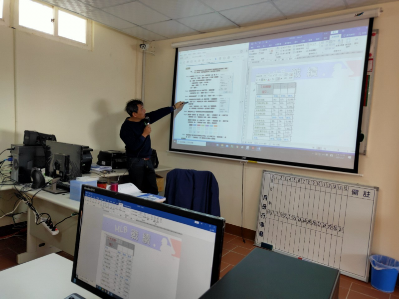 向學員解釋 MLB 季後賽的戰績解題,將「美國聯盟」和「國家聯盟」分為二欄,並依指定格式建立各區表格,教導學員如何在一頁之內完成作品