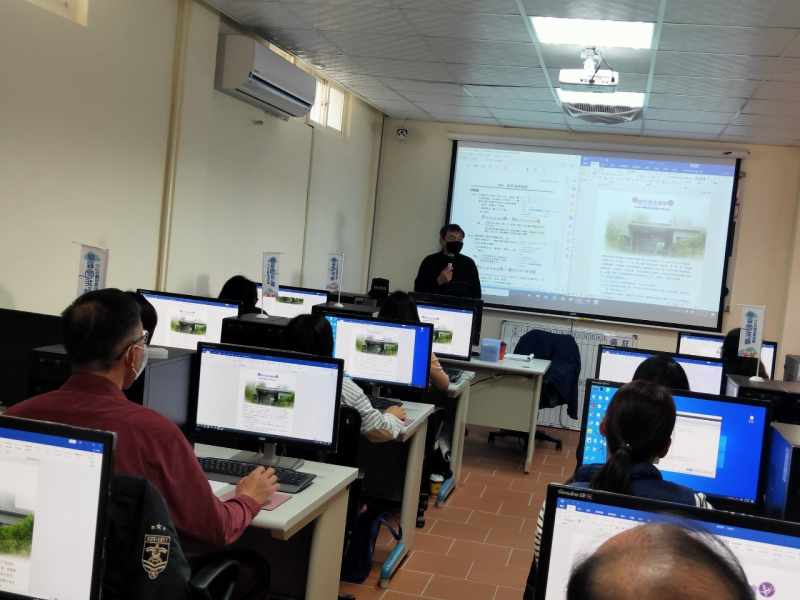 開始上課以前，老師向學員們叮嚀，解題完成後一定要更改檔案名稱才不會0分哦!