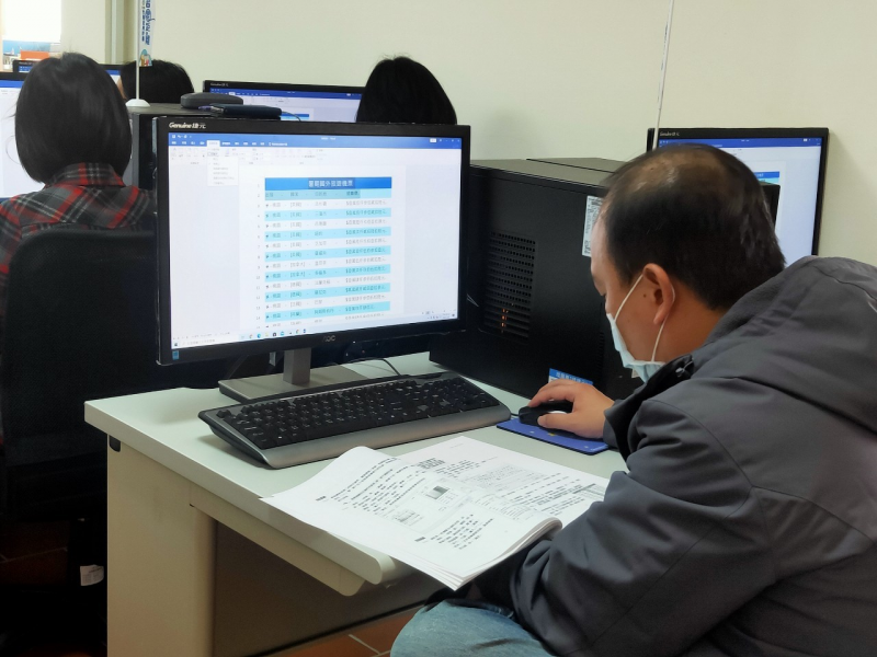 老師說為了讓預購者對機票價錢能一目了然!這題文件要求以繁體字、空格區以定位點對齊、價格轉為國字、加上項目符號與行號、再加上網底修飾才可以拿滿分!