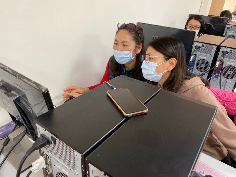 遇到困難時，別忘了也可以問問身旁的同學哦~