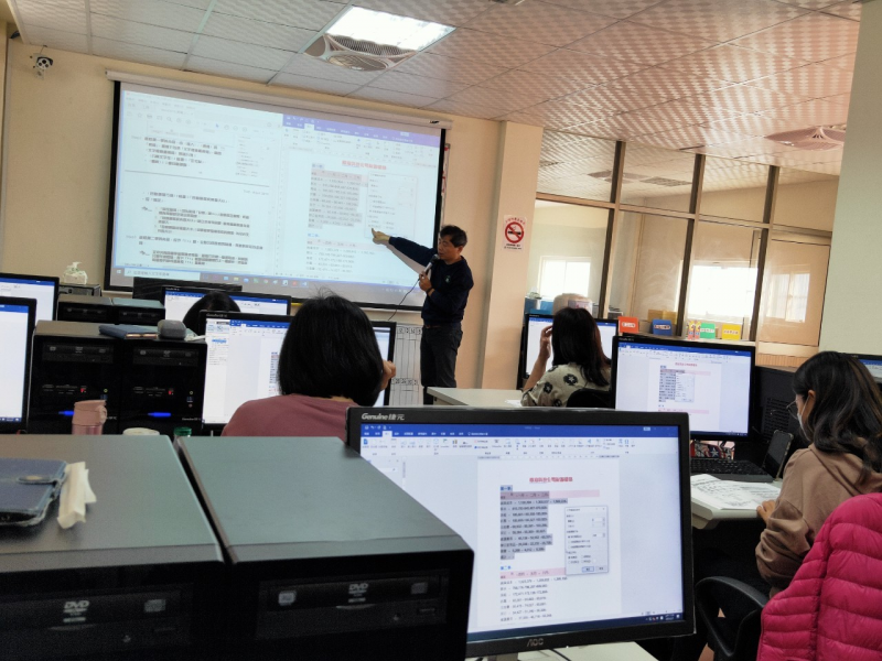 對於專業領域人而言，職業證照就相當於「工作證」，代表專業、有資格與能力，從事持證照中的專業性工作。 除了專業人士應該擁有專業證照，證照也能讓不同領域中的人，突顯另一層專業度哦!