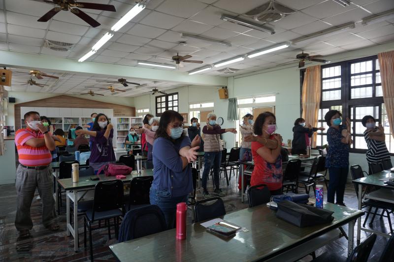 跟著老師一起動起來