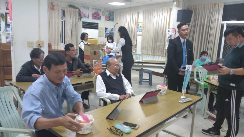 熱心的社區發展協會林理事長, 也來參加 !