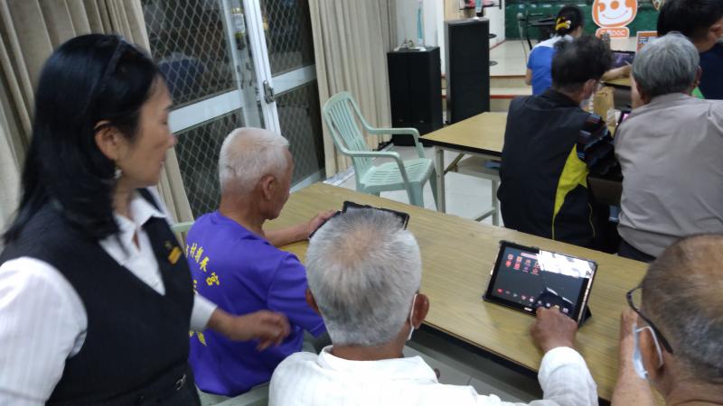 阿公請教志工如何操作