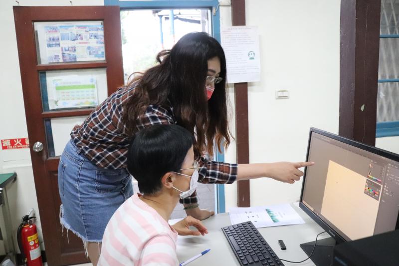 指導學員利用工具列描圖操作