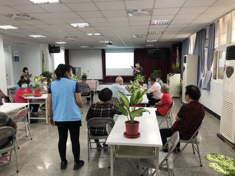 上數位課程時, 需要跟學員們分享數位的好處, 讓他們願意來學習及使用數位的美好