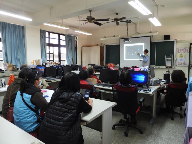 朱校長深入簡出地介紹手機拍攝入門秘訣,學員們認真學習