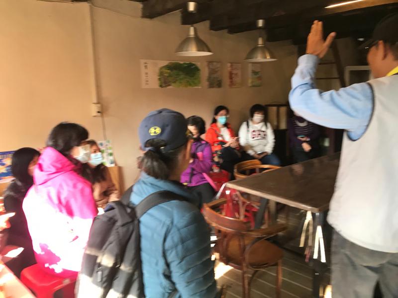 朱校長在海陸客內再次提點拍攝技巧