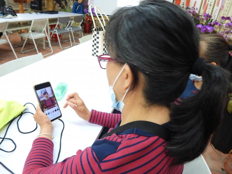 學員跟著老師的解說,實際操作美圖秀秀APP的修圖