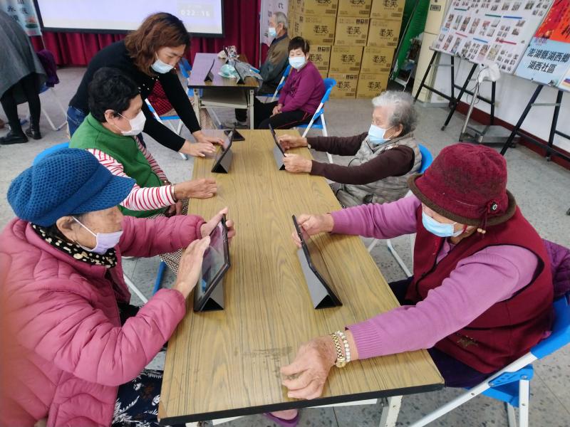 老師介紹今天課程，並說明平板電腦中YOUTUBE有很多影片是適合長者觀賞，例如延緩失智失能 影片，健康動一動影片，長者都可以邊看邊學。