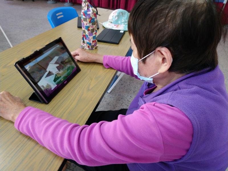 我也知道怎麼操作了，真有成就感，原來平板電腦這麼方便，也想買一台來玩玩看，這樣可以看自己喜歡的 影片也和晚輩有共通的話題。