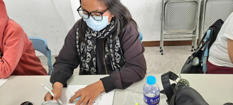 課堂上老師帶著學員在線上註冊，學員認真勤做筆記，跟隨老師步驟在電腦操作著!